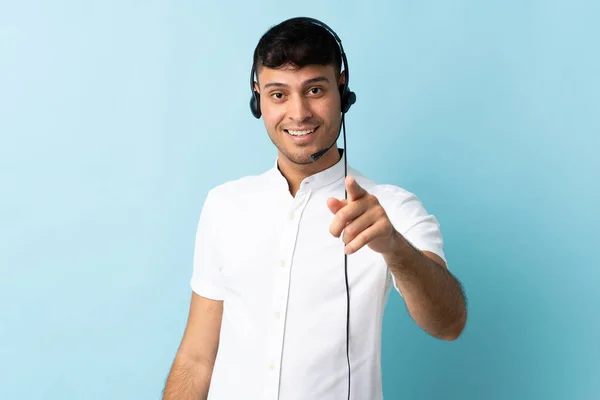 Telemarketer Kolumbijský Muž Pracující Sluchátky Přes Izolované Pozadí Překvapen Ukazuje — Stock fotografie