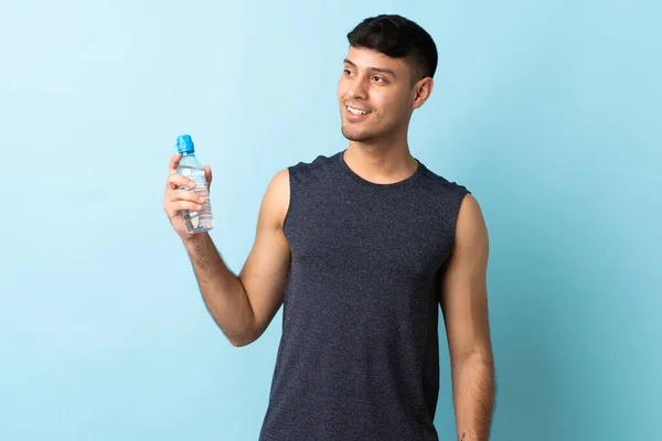 Young Colombian Man Isolated Blue Background Sports Water Bottle — Stock Photo, Image