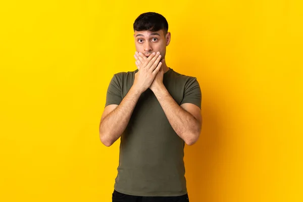 Young Colombian Man Isolated Yellow Background Covering Mouth Hands — Stock Photo, Image