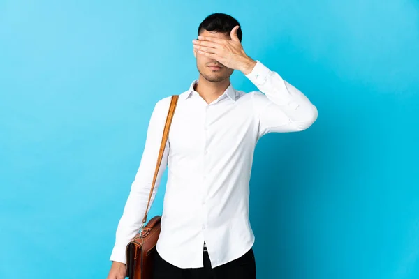 Junger Kolumbianischer Geschäftsmann Isoliert Auf Blauem Hintergrund Der Die Augen — Stockfoto