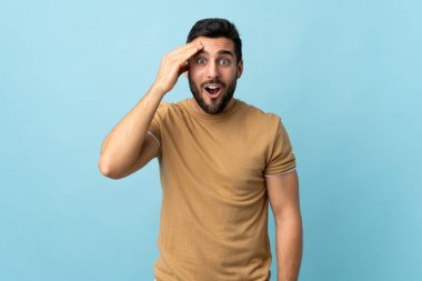 Sakallı ve soyutlanmış bir geçmişi olan genç yakışıklı bir adam bir şey fark etti ve çözüme niyetlendi.