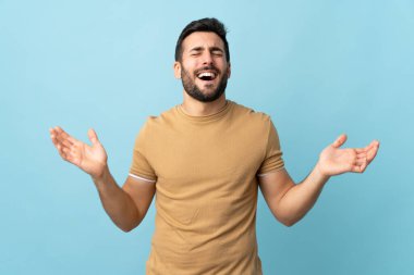 Sakallı, sakallı, soyutlanmış bir geçmişi olan yakışıklı bir genç.