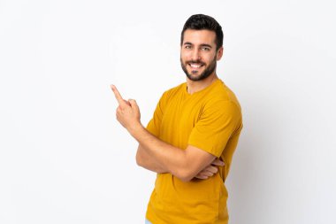 Beyaz arka planda sakallı, yakışıklı bir genç var.