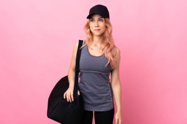 Spor çantasıyla izole edilmiş geçmişinde kuşkuları olan genç bir kadın.