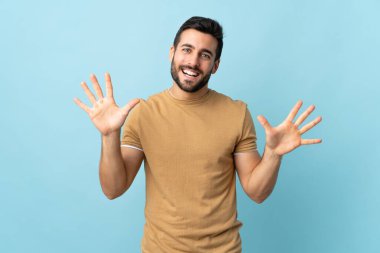 Sakallı, sakallı, genç ve yakışıklı bir adam.