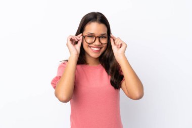 Gözlüklü ve şaşırmış genç Kolombiyalı bir kız.