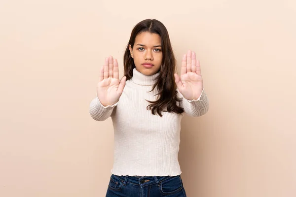 Joven Colombiana Sobre Fondo Aislado Haciendo Stop Gesture Decepcionado —  Fotos de Stock