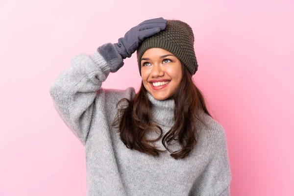 Jovem Colombiana Com Chapéu Inverno Sobre Parede Rosa Isolada Rindo — Fotografia de Stock