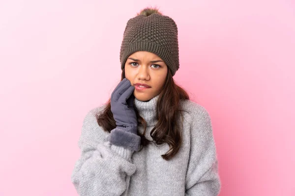 Jovem Colombiana Com Chapéu Inverno Sobre Parede Rosa Isolada Nervosa — Fotografia de Stock