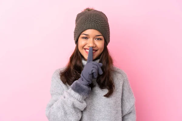 Ung Colombiansk Flicka Med Vinter Hatt Över Isolerad Rosa Vägg — Stockfoto