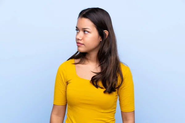 Menina Colombiana Sobre Fundo Azul Isolado Olhando Lado — Fotografia de Stock