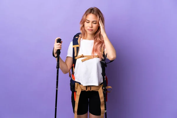 Chica Adolescente Con Mochila Bastones Trekking Sobre Fondo Púrpura Aislado — Foto de Stock