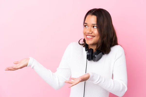 Mujer Joven Con Auriculares Sobre Pared Rosa Aislada Con Expresión —  Fotos de Stock