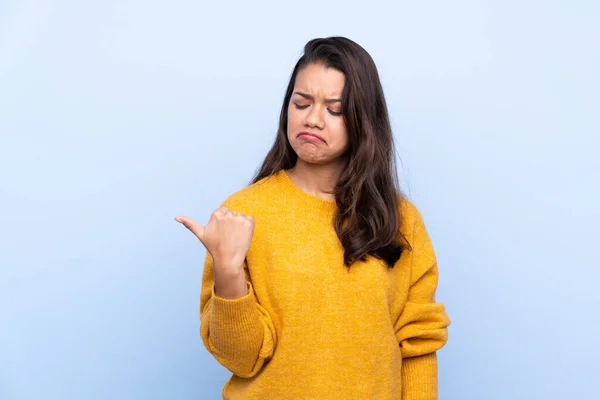 Junge Kolumbianerin Mit Pullover Über Isoliertem Blauem Hintergrund Unglücklich Und — Stockfoto