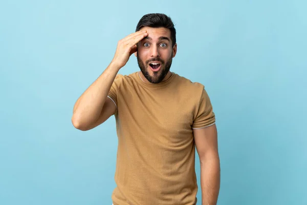 Jovem Homem Bonito Com Barba Sobre Fundo Isolado Percebeu Algo — Fotografia de Stock