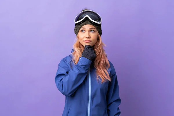 Ragazza Adolescente Sciatore Con Occhiali Snowboard Sfondo Viola Isolato Avendo — Foto Stock