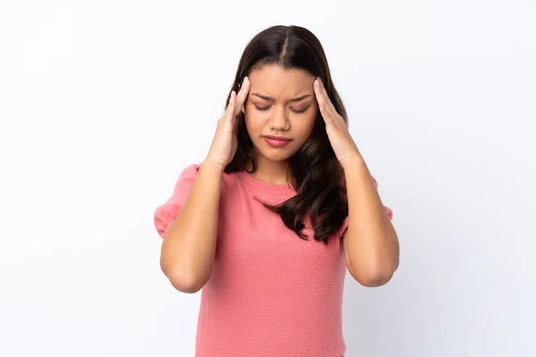 Junge Kolumbianerin Vor Isoliertem Weißen Hintergrund Mit Kopfschmerzen — Stockfoto