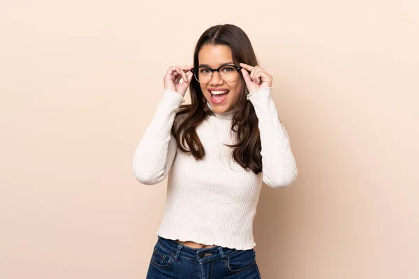 Joven Colombiana Sobre Fondo Aislado Con Gafas Sorprendida —  Fotos de Stock