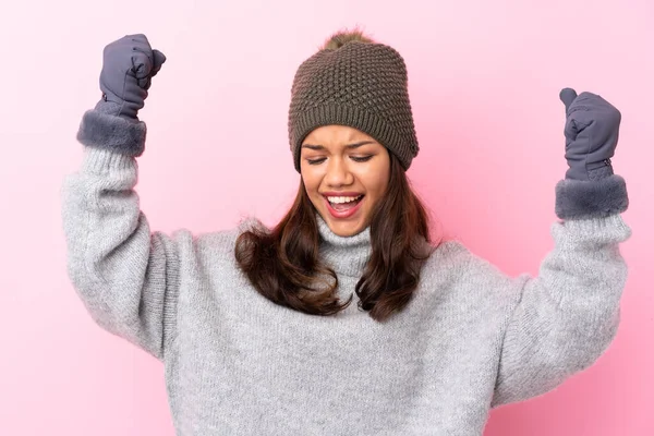 Ung Colombiansk Flicka Med Vinter Hatt Över Isolerade Rosa Vägg — Stockfoto