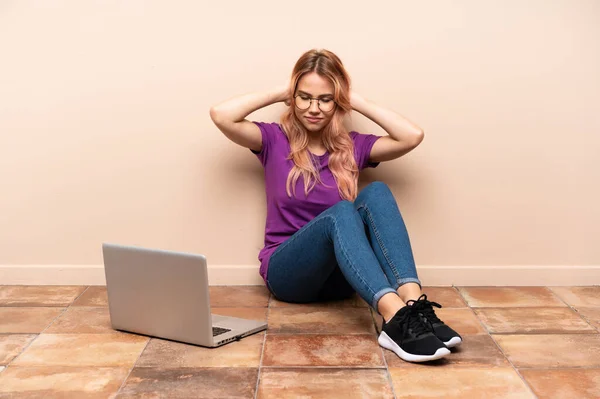 Teenager Žena Notebookem Sedí Podlaze Interiéru Frustrovaný Zakrývá Uši — Stock fotografie