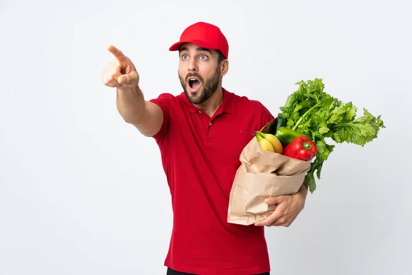 Giovane Con Barba Possesso Una Borsa Piena Verdure Isolate Sfondo — Foto Stock