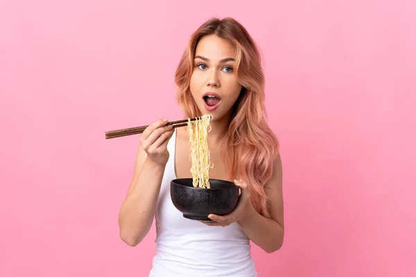 Menina Adolescente Sobre Fundo Rosa Isolado Segurando Uma Tigela Macarrão — Fotografia de Stock