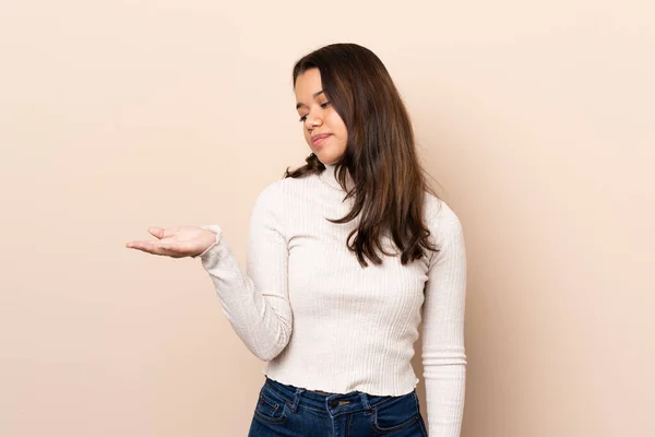 Menina Colombiana Sobre Fundo Isolado Segurando Copyspace Com Dúvidas — Fotografia de Stock