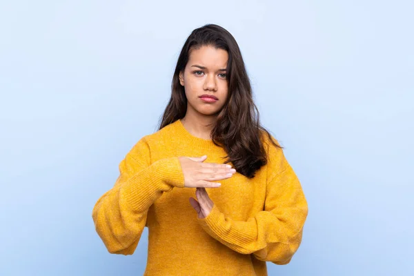 Ung Colombiansk Flicka Med Tröja Över Isolerad Blå Bakgrund Gör — Stockfoto