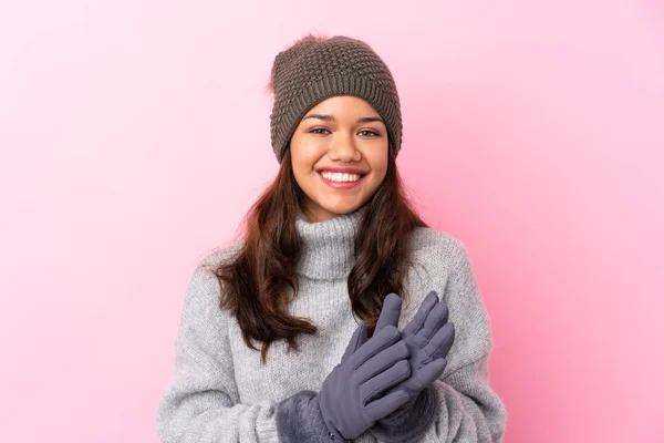Kışlık Şapkalı Genç Kolombiyalı Kız Tecrit Edilmiş Pembe Duvarın Üstünde — Stok fotoğraf