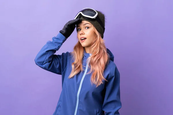 Skier Teenager Girl Snowboarding Glasses Isolated Purple Background Doing Surprise — Stock Photo, Image