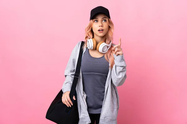 Adolescente Donna Sportiva Con Borsa Sportiva Sfondo Isolato Pensando Idea — Foto Stock