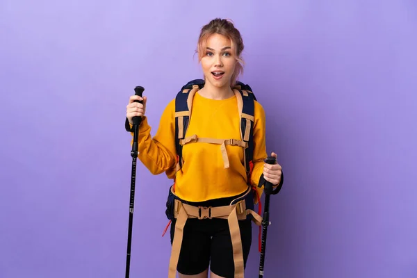 Chica Adolescente Con Mochila Bastones Trekking Sobre Fondo Púrpura Aislado —  Fotos de Stock