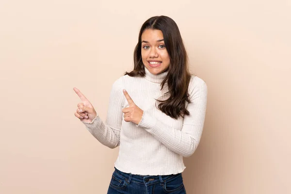 Menina Colombiana Sobre Fundo Isolado Assustado Apontando Para Lado — Fotografia de Stock