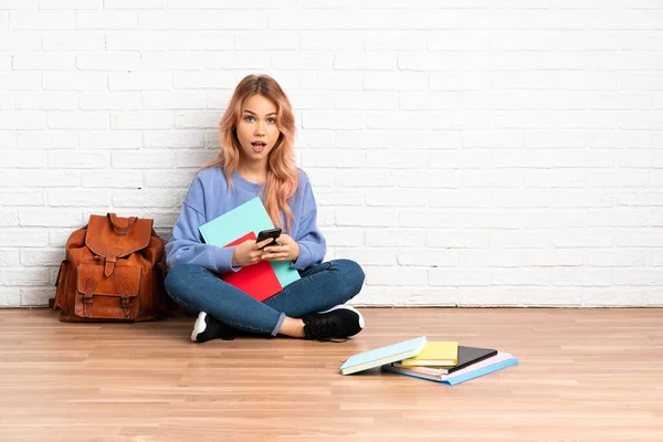 Adolescente Estudiante Mujer Con Pelo Rosa Sentado Suelo Interior Sorprendido — Foto de Stock