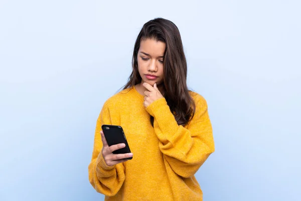 Junge Kolumbianerin Mit Pullover Über Isoliertem Blauem Hintergrund Denkt Nach — Stockfoto