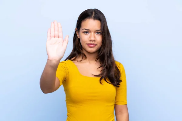 Giovane Ragazza Colombiana Isolato Sfondo Blu Facendo Gesto Arresto Con — Foto Stock