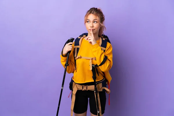 Chica Adolescente Con Mochila Bastones Trekking Sobre Fondo Púrpura Aislado —  Fotos de Stock