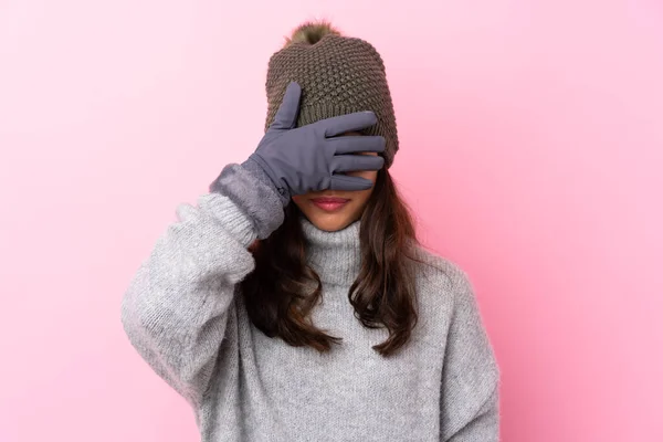 Ung Colombiansk Flicka Med Vinter Hatt Över Isolerade Rosa Vägg — Stockfoto