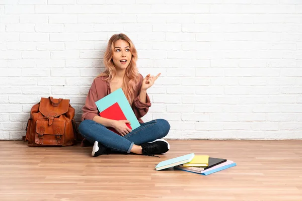 Teenager Studentin Mit Pinkfarbenen Haaren Sitzt Auf Dem Boden Der — Stockfoto