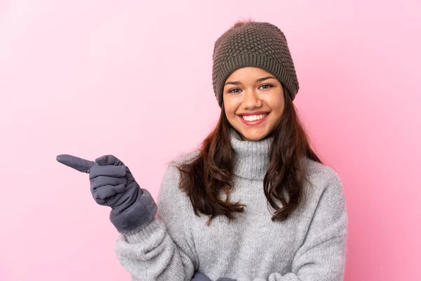 Ung Colombiansk Flicka Med Vinter Hatt Över Isolerad Rosa Vägg — Stockfoto