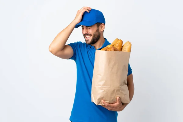 白い背景に隔離されたパンの袋を持っている配達人は何かを実現し 解決策を意図しています — ストック写真