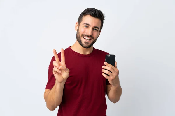 Jovem Homem Bonito Com Barba Usando Telefone Celular Isolado Fundo — Fotografia de Stock