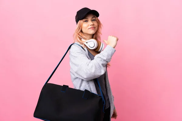 Adolescente Donna Sportiva Con Borsa Sportiva Sfondo Isolato Orgoglioso Soddisfatto — Foto Stock