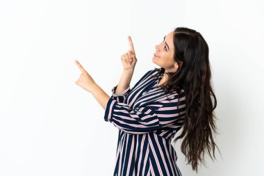 İzole edilmiş arka planda genç beyaz kadın işaret parmağıyla işaret etmek harika bir fikir.