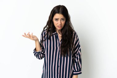 Tecrit edilmiş geçmişi olan beyaz bir kadın şüpheli hareketler yapıyor.