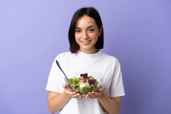 Jonge Kaukasische Vrouw Geïsoleerd Paarse Achtergrond Met Een Kom Van — Stockfoto