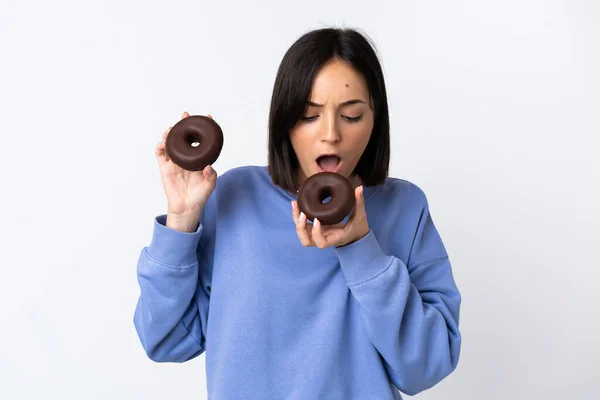 Ung Kaukasisk Kvinna Isolerad Vit Bakgrund Äta Munk — Stockfoto