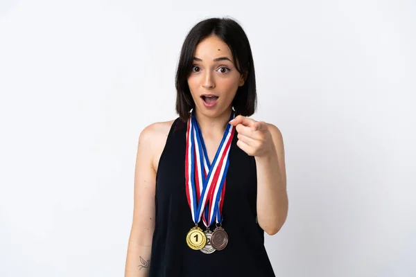 Jeune Femme Avec Des Médailles Isolées Sur Fond Blanc Surpris — Photo