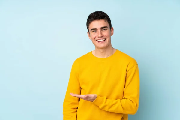 Adolescente Caucasico Bell Uomo Isolato Sfondo Viola Che Presenta Idea — Foto Stock