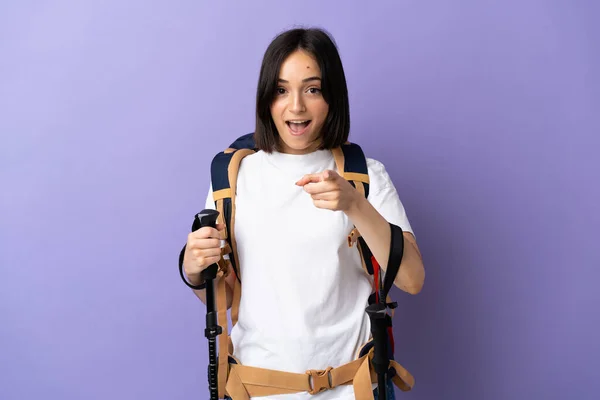 Mujer Joven Caucásica Con Mochila Bastones Trekking Aislados Sobre Fondo —  Fotos de Stock